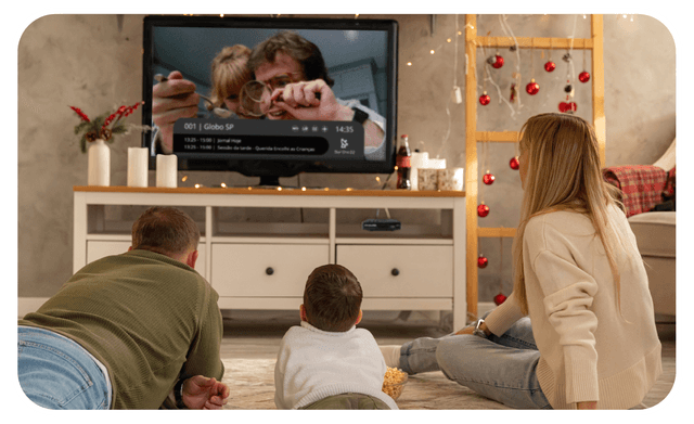 Família assistindo TV